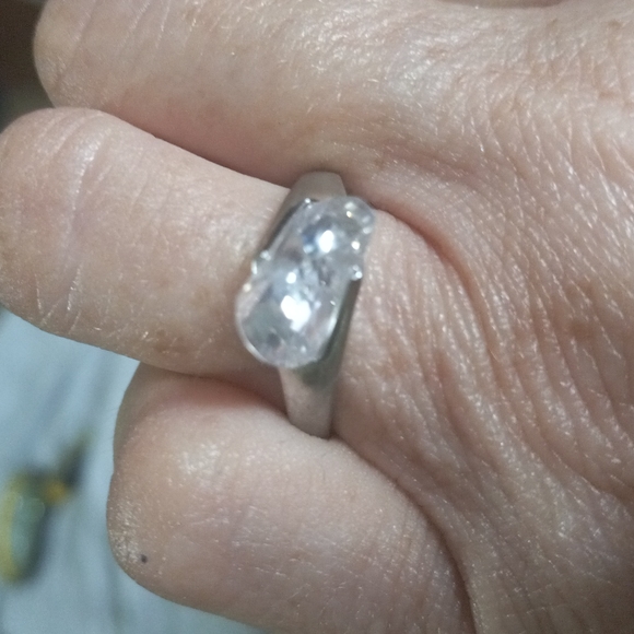 925Ring size 8 silver band with  clear  triangler shaped stone - Picture 8 of 11